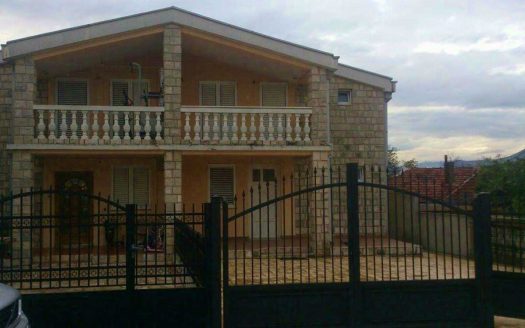 Renovated half of the house with a yard – Podgorica, Konik
