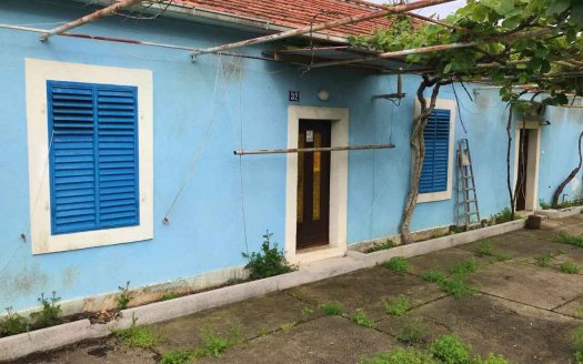 Kotor, Pobrdje – Farmhouse with land for agriculture on the seaside