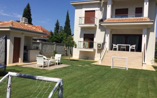 Podgorica, Block 9 – Luxury furnished house with a beautiful yard