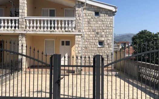 house five bedroom yard parking podgorica for rent