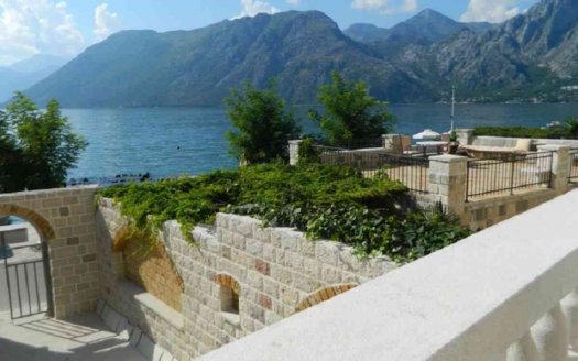 Kotor, Dobrota – Stone palazzo on the seafront for sale