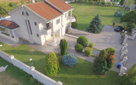 Podgorica, Tološi – Four bedroom house with a large plot for sale