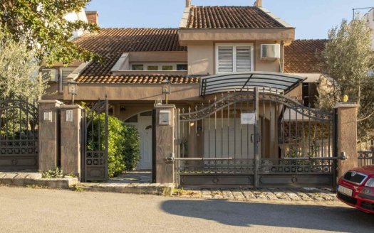 Podgorica, Gorica C – 5 bedroom house in prime location for rent