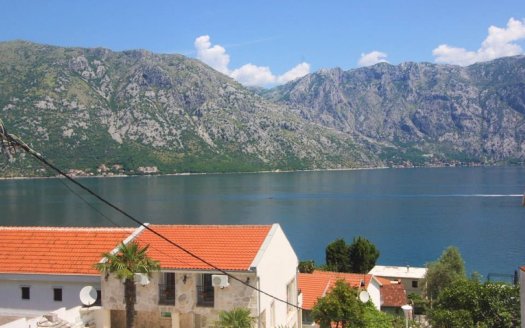 Kotor, Stoliv – Small apartment complex near the sea