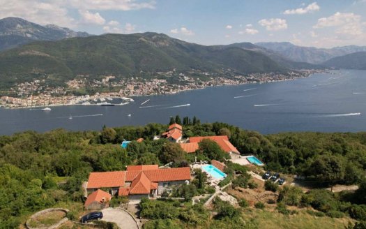 Luštica, Zabrđe – Zemljište sa starim kamenim kućama