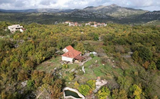 Cetinje, Meterizi – Plot with old house near the main road