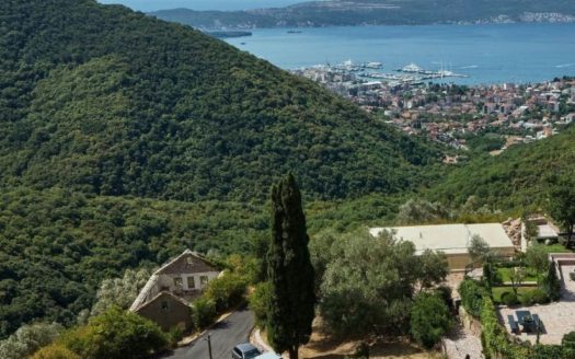 Tivat, Gornja Lastva – Kamena kuća u zalivu sa pogledom na more