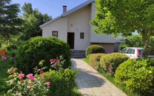 House with lush garden in Podgorica surroundings for sale