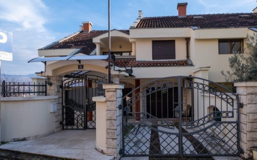 Podgorica, Gorica C – Five bedroom house for rent