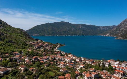 Kotor, Risan – Urbanizovano zemljište sa panoramskim pogledom na more na prodaju