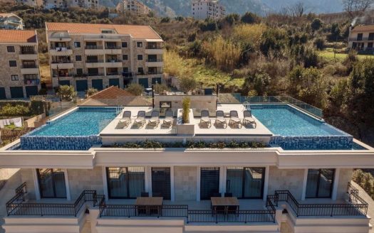 Kotor, Dobrota – Lux penthausi u zgradi sa bazenom