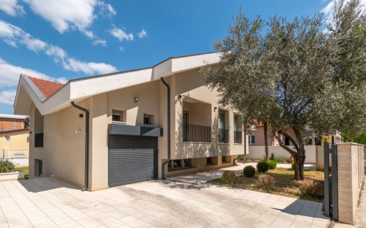 Podgorica, Stari Aerodrom – Luksuzna kuća za izdavanje