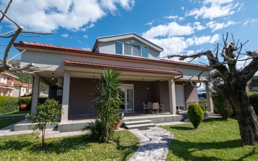 Podgorica, Tološi – Kuća u mirnom naselju na prodaju