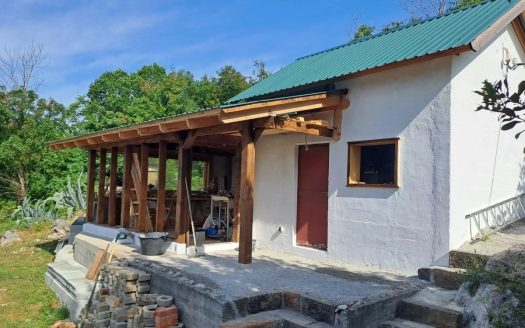 Podgorica, Piperi – Na prodaju kuća sa zemljištem i pomoćnim objektima