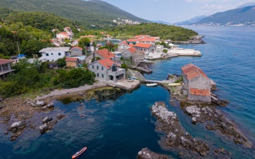 Tivat, Bjelila – Kuća na obali mora sa privatnom pontom na prodaju
