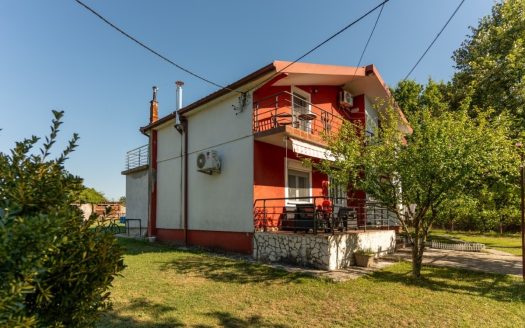 Danilovgrad, Kosic – Family house with a large plot for sale