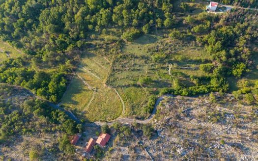 Podgorica, Doljani – Jedinstveno imanje u Doljanima – 46.000 m² zemljišta, 3 kuće, pogled na Podgoricu | 300.000 €