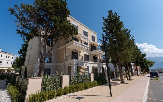 Tivat, Luštica Bay – Luksuzno opremljen dvosoban stan sa dvije terase i bazenom, Centrale