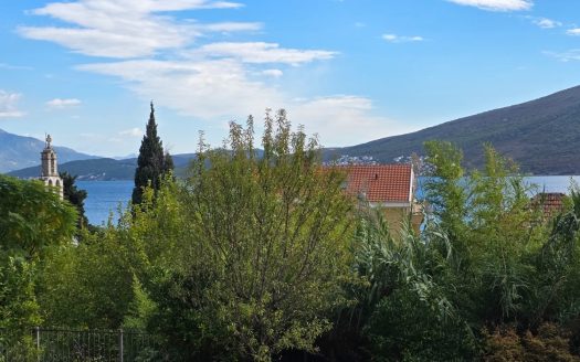 Herceg Novi, Đenovići – Četvorosoban stan sa velikom baštom